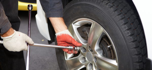 Checking the tyre pressure