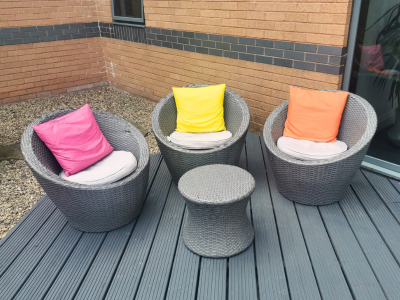 outdoor seating area 